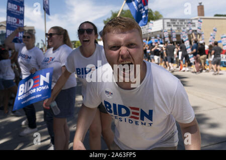 August 9, 2019: Unterstützer von 2020 Demokratische Hoffnung ehemaliger Vizepräsident Joe Biden Rallye außerhalb des Gebäudes, wo die Flügel Ding Abendessen am 9. August 2019 in Clear Lake, Iowa statt. Das Abendessen ist ein Muss für demokratische Präsidentenhopefuls vor der von Iowa Caucus teilnehmen. Credit: Alex Edelman/ZUMA Draht/Alamy leben Nachrichten Stockfoto