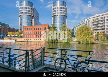 Berlin, Deutschland - 14. Oktober 2019: Spree und dem neu gestalteten Bereich Spree-Bogen mit den Gebäuden der Business Center, ehemalige Bundesminist Stockfoto