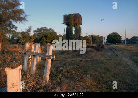 Wasserturm neben Bahngleise, Livingstone, Sambia, Afrika. Stockfoto