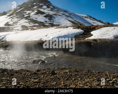 Geothermie in den Bergen von Island im Winter Stockfoto