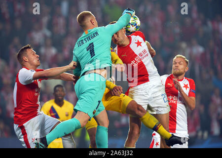 Prag, Tschechische Republik. 23 Okt, 2019. Tomas Soucek (22) von Slavia Praa Kampf um den Ball mit Barcelonas Marc Andre ter Stegen (1) während der UEFA Champions League, Gruppe F Fußball Match zwischen Slavia Prag v FC Barcelona im Sinobo Stadion in Prag, am 23. Oktober 2019. Credit: Slavek Ruta/ZUMA Draht/Alamy leben Nachrichten Stockfoto