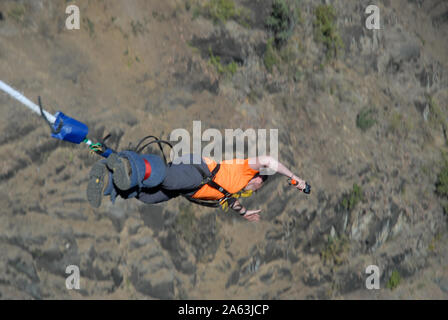 Mann bungee springt von Brücke in Victoria Falls, Simbabwe, Afrika. Stockfoto