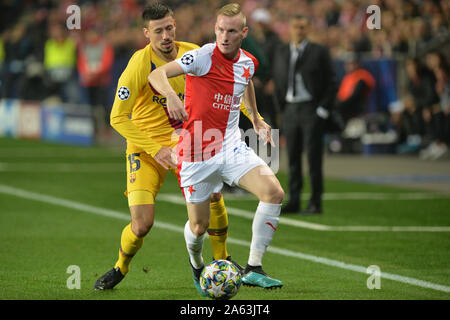 Prag, Tschechische Republik. 23 Okt, 2019. PETR SEVCIK von Slavia Praha (R) Kampf um den Ball mit Barcelonas Clement Lenglet während der UEFA Champions League, Gruppe F Fußball Match zwischen Slavia Prag v FC Barcelona im Sinobo Stadion in Prag, am 23. Oktober 2019. Credit: Slavek Ruta/ZUMA Draht/Alamy leben Nachrichten Stockfoto