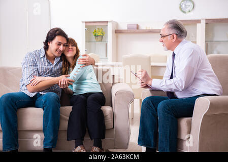 Das junge Paar besuchen erfahrener Arzt Psychologe Stockfoto