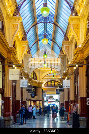 Shopping in der historischen retail Block Arcade Melbourne, Victoria, Australien. Stockfoto