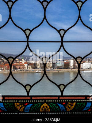 Ein Blick über die Donau und Häuser aus dem Fenster des Ungarischen Parlament. Stockfoto