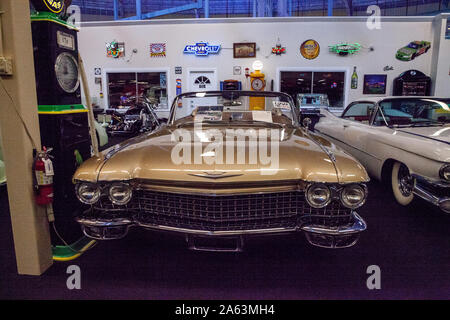 Punta Gorda, Florida, USA - Oktober 13, 2019: Gold 1960 Cadillac Eldorado Biarritz an der Muscle Car City Museum angezeigt. Redaktionelle Verwendung Stockfoto