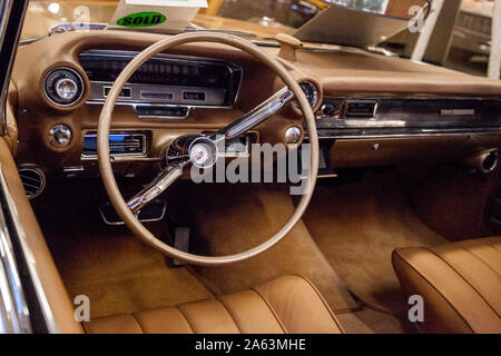 Punta Gorda, Florida, USA - Oktober 13, 2019: Gold 1960 Cadillac Eldorado Biarritz an der Muscle Car City Museum angezeigt. Redaktionelle Verwendung Stockfoto