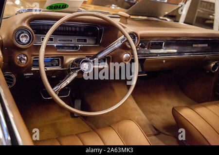 Punta Gorda, Florida, USA - Oktober 13, 2019: Gold 1960 Cadillac Eldorado Biarritz an der Muscle Car City Museum angezeigt. Redaktionelle Verwendung Stockfoto