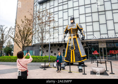 Shanghai, Shanghai, China. 24 Okt, 2019. Shanghai, China - Eine acht Meter hohe Statue von Batman Imperial Palace Editionis an Wujiaochang Straße im Yangpu district, Shanghai, Okt. 22, 2019. Der Batman in der Skulptur gesehen ist in alten chinesischen Rüstung, die offenbar zur awe-inspiring. Es wird berichtet, dass der Palast Museum kulturellen und kreativen Verein DC batman Palace version gekleidet. Credit: SIPA Asien/ZUMA Draht/Alamy leben Nachrichten Stockfoto