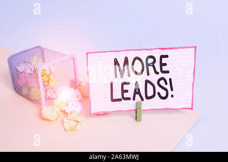 Konzeptionelle Handschrift mehr führt. Konzept Bedeutung Einleitung das Interesse der Verbraucher oder Untersuchung Produkt Papierkorb zerknittertes Papier clothespi Stockfoto