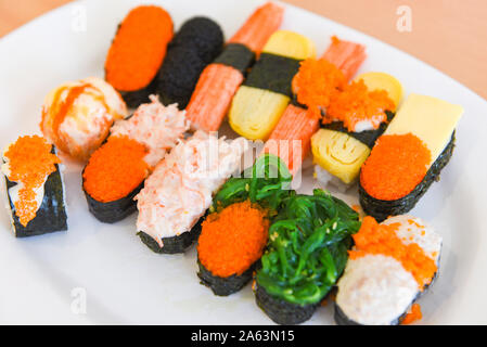 Japanische Küche Sushi Roll Reis mit tobiko Ei roter Kaviar Sahnesauce Nori Algen im Restaurant sashimi Sushi Menü japanische Küche Frische ingr eingestellt Stockfoto