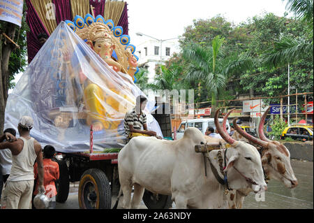 Mumbai, Maharashtra, Indien, Südostasien: große Idole von Lord Ganesh elefantenköpfige Hindu Gott auf Ochsenkarren Ganesha für Ganpati Festival Stockfoto