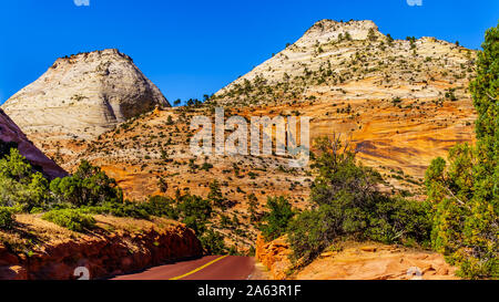 Die weißen Gipfel der Sandstein Berge und Hochebenen entlang des Zion-Mt. Carmel Highway am Ostrand des Zion National Park, Utah, United States Stockfoto