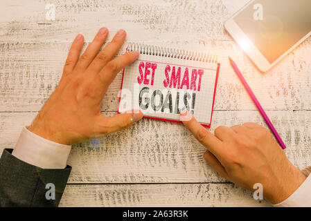 Text Zeichen für die Anzeige des Set SMART-Ziele. Business foto Textliste zu klären ihre Ideen konzentrieren, Anstrengungen, um Zeit klug Hand halten beachten Sie Papier in der Nähe schreiben Equi Stockfoto