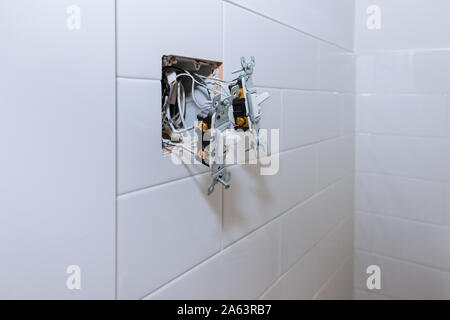 Prozess der Installation von Steckdosen an der Wand in neuen Haus