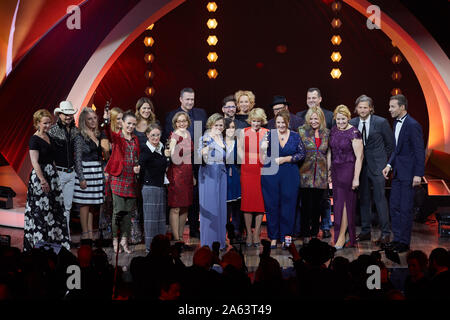 Hamburg, Deutschland. 23 Okt, 2019. Moderator Kai Pflaume (r) und die Preisträger und laudators wird auf der Bühne nach der Vorstellung der "goldenen Bild der Frau" von Funke Mediengruppe. Quelle: Georg Wendt/dpa/Alamy leben Nachrichten Stockfoto