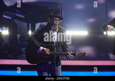 Hamburg, Deutschland. 23 Okt, 2019. Gregor Meyle, Musiker und laudastor, wird auf der Bühne bei der Präsentation der "goldenen Bild der Frau" von Funke Mediengruppe. Quelle: Georg Wendt/dpa/Alamy leben Nachrichten Stockfoto