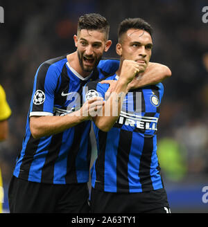 Mailand, Italien. 23 Okt, 2019. FC Inter Lautaro Martinez (R) feiert sein Ziel mit seinen Mannschaftskameraden Roberto Gagliardini während der UEFA Champions League Gruppe F Fußballspiel zwischen dem FC Inter- und Borussia Dortmund in Mailand, Italien, 23. Okt., 2019. Credit: Alberto Lingria/Xinhua/Alamy leben Nachrichten Stockfoto