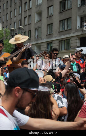 Friedliche Demonstration am Paseo Bulnes, Santiago de Chile, 2019. Stockfoto