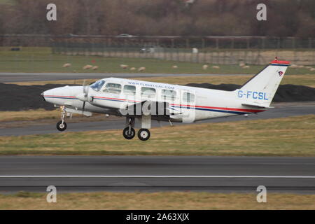 G-FCSL, eine Piper PA -31-350 Navajo Chieftain betrieben von Flight Calibration Services Limited, am Internationalen Flughafen Prestwick, Ayrshire. Stockfoto