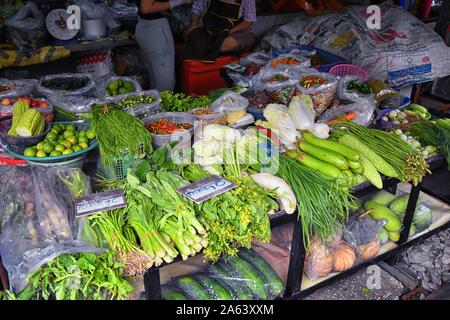 Maeklong railway street Fischmarkt von Bangkok Thailand. Straße marine Markt, wo der Zug fährt täglich. Verkauf von frischem Fisch. Frisch gefangenen Fisch. Asiatische Stockfoto