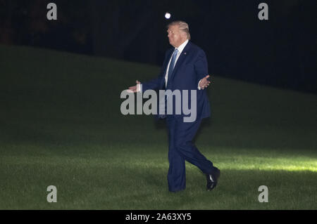 Washington, United States. 23 Okt, 2019. Präsidenten der Vereinigten Staaten Donald J. Trumpf begrüßt die Gäste, als er im Weißen Haus in Washington, DC kommt nach einer Reise nach Pittsburgh, Pennsylvania am Mittwoch, 23. Oktober 2019. Foto von Ron Sachs/UPI Quelle: UPI/Alamy leben Nachrichten Stockfoto