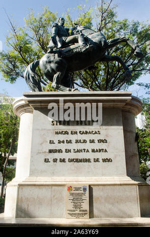 Reiterstatue von Simón Bolívar in Santa Marta. Diese Statue stellt Bolívar zu Pferd dar und symbolisiert seine Führung und seine Beiträge. Stockfoto