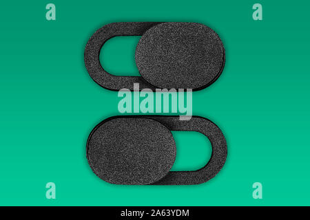 Datenschutz schieben Sie die Abdeckung der Kamera, Webcam Abdeckung für Laptop mit einem grünen Bildschirm Stockfoto