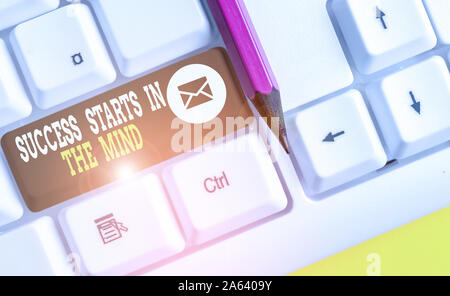 Schreiben Hinweis zeigen Erfolg beginnt im Kopf. Business Konzept für Ihren Verstand zu positivität ist ein langer Weg, weiß PC-Tastatur mit Hinweis pap gehen kann eingestellt Stockfoto