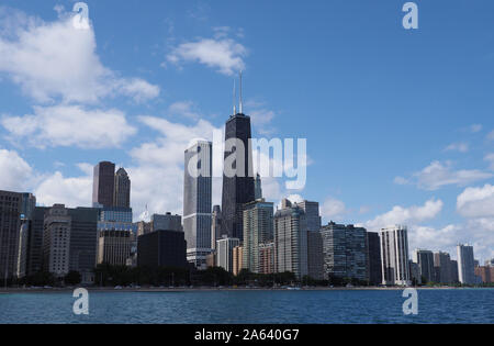 Blick auf die Skyline von Chicago, wie von Olive Park in der Nähe des Navy Pier Chicago, IL gesehen Stockfoto