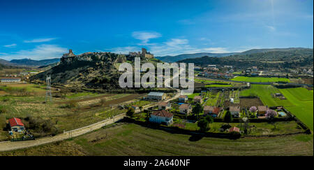 Frias Antenne Panorama der mittelalterlichen Dorf mit einem Schloss und befestigte Brücke in der Nähe von Burgos in Kastilien und Leon Spanien Stockfoto