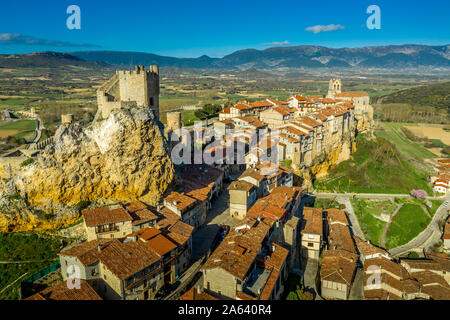 Frias Antenne Panorama der mittelalterlichen Dorf mit einem Schloss und befestigte Brücke in der Nähe von Burgos in Kastilien und Leon Spanien Stockfoto