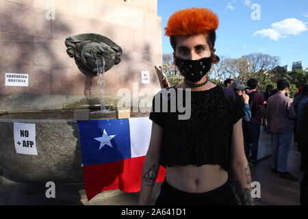 Buenos Aires, Buenos Aires, Argentinien. 23 Okt, 2019. Chilenische Bewohner in Argentinien, Anarchisten und linken Aktivisten protestieren vor der chilenischen Botschaft in Buenos Aires. Credit: Claudio Santisteban/ZUMA Draht/Alamy leben Nachrichten Stockfoto