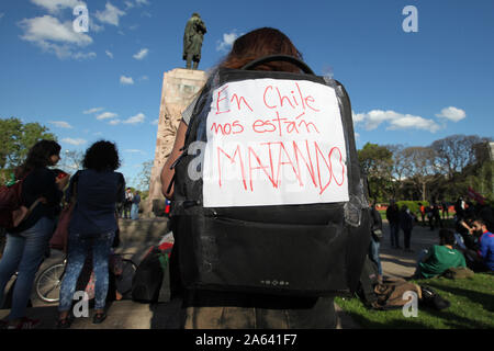 Buenos Aires, Buenos Aires, Argentinien. 23 Okt, 2019. Chilenische Bewohner in Argentinien, Anarchisten und linken Aktivisten protestieren vor der chilenischen Botschaft in Buenos Aires. Credit: Claudio Santisteban/ZUMA Draht/Alamy leben Nachrichten Stockfoto