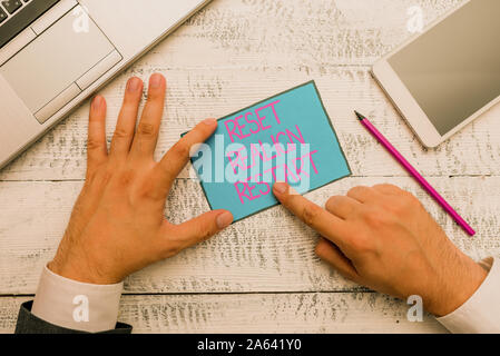 Text Zeichen mit Reset neu starten. Business Foto text Leben Prüfung wird Ihnen helfen, die Dinge in Perspektive setzen Hand beachten Sie Papier in der Nähe schreiben equ halten Stockfoto