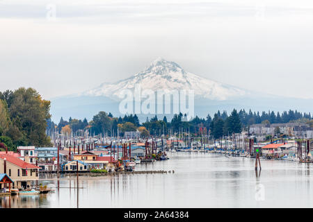 Ausblick auf den Mt. Haube und Portland Marina schwimmende Boot Häuser in Oregon, USA Stockfoto