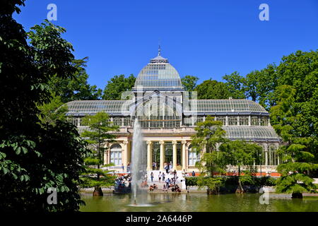 Das Crystal Palace (Palacio de Cristal) in Buen Retiro Park, eine Struktur aus Glas und Metall durch Ricardo Velázquez Bosco im Jahre 1887 in Madrid, Spanien. Stockfoto