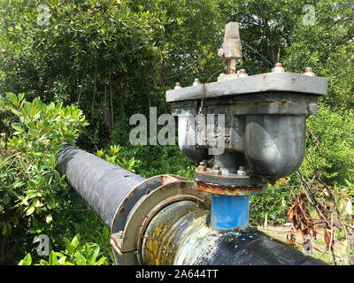 SAMUT PRAKAN, THAILAND, 13.09.2019, Doppelzimmer mit Klimaanlage Ventil auf Stahlrohr in tropischer Natur, Thailand. Ein Überdruckventil im Wasser. Stockfoto