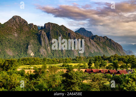 Die Aussicht auf die Berge und Täler in Laos. Blick in die Natur um Vang Vieng, Vientiane Provinz. Stockfoto