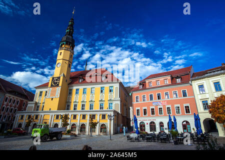 Bautzen, Deutschland. 17 Okt, 2019. Das Rathaus am Marktplatz in der Altstadt. Bautzen, Obersorbisch Budy · in, ist eine Große Kreisstadt im östlichen Sachsen. Die Stadt liegt an der Spree und ist die Kreisstadt des Landkreis Bautzen, die nach ihm benannt ist. Credit: Jens Büttner/dpa-Zentralbild/ZB/dpa/Alamy leben Nachrichten Stockfoto