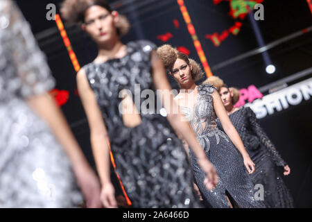 (191024) - Zagreb, Oktober 24, 2019 (Xinhua) - Modelle präsentieren Ivica's Skoko Kreationen in der zweiten Nacht der fashion show BIPA Mode. hr in Zagreb, Kroatien, 23. Okt., 2019. (Borna Filic/Pixsell/Handout über Xinhua) Stockfoto