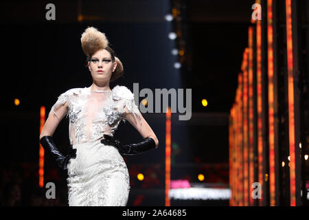 (191024) - Zagreb, Oktober 24, 2019 (Xinhua) - ein Modell präsentiert Ivica's Skoko Schöpfung in der zweiten Nacht der fashion show BIPA Mode. hr in Zagreb, Kroatien, 23. Okt., 2019. (Borna Filic/Pixsell/Handout über Xinhua) Stockfoto