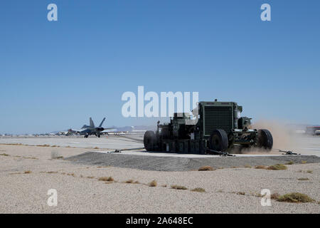 Ein U.S. Marine Corps F/A-18D Hornet aircraft zugeordnet Marine Aviation Waffen und Taktiken Squadron (MAWTS-1) führt eine verhaftet Landung während Waffen und Taktiken Kursleiter (WTI) Kurs 1-20 bei Marine Corps Air Station Yuma, Arizona, Sept. 30, 2019. WTI ist ein sieben-wöchigen Schulungsveranstaltung durch MAWTS-1, die betriebliche Integration der sechs Funktionen des Marine Corps Luftfahrt, bei der Unterstützung einer Marine Air Ground Task Force betont gehostet werden. WTI bietet standardisierte Advanced Tactical Training und Zertifizierung der Ausbilder Qualifikationen Marine Aviation Training und Bereitschaft zu unterstützen. Stockfoto