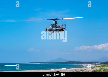 191018-N-NB 544-1440 7. US-Flotte VERANTWORTUNGSBEREICH (Okt. 18, 2019) Eine AH-1Z Viper, Marine Medium Tiltrotor Squadron 163 befestigt (verstärkt), fliegt über einen Strand während der Übung KAMANDAG 3. USS John Murtha (LPD S. 26) wird die Teilnahme an KAMANDAG 3, eine philippinische-geführten bilateralen Übung, mit Beteiligung von Japan, die Terrorismusbekämpfung zu erhöhen, der humanitären Hilfe und Katastrophenhilfe Fähigkeiten durch militärische Austausch, Partnerschaft und die Fähigkeit, schnell auf Krisen in der gesamten indopazifischen Region reagieren zu stärken. KAMANDAG ist ein Akronym für die Philippinischen Stockfoto