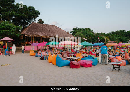 Touristen Festlegung auf bunten Bohne Beutel Sonnenuntergang vom Strand von Seminyak, Bali, Indonesien zu sehen Stockfoto