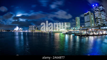 Sydney Central Business District Skyline, Circular Quay Piers, und im legendären Sydney Opera House in der Nacht. Sydney, NSW, Australien Stockfoto