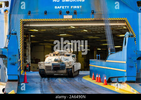 Ein US Army M1 Abrams Tank mit 1St Armored Brigade Combat Team, 1.Infanterie Division, treibt die Rampe eines Roll-on-Roll-off (Ro-Ro) Schiff im Hafen von Bremerhaven, Okt. 18, 2019. Die Big Red One Soldaten haben in ganz Osteuropa für die letzten neun Monate lang bereitgestellt als die Drehkraft zur Unterstützung der US-Armee in Europa und Atlantik lösen. (U.S. Armee Foto von Sgt. Thomas Mort) Stockfoto