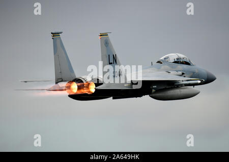 Eine F-15C Eagle auf die 493Rd Fighter Squadron startet für einen Ausfall in Unterstützung der Spanisch-led-air-to-air Combat Training, OCEAN SKY 19 in Gando Air Base 23. Okt., 2019. Übungen wie OCEAN SKY bleiben ein Symbol für die gemeinsame Verpflichtung zwischen Spanien, den USA und der NATO für die Aufrechterhaltung der Sicherheit Europas. (U.S. Air Force Foto/Tech. Sgt. Matthäus Plew) Stockfoto