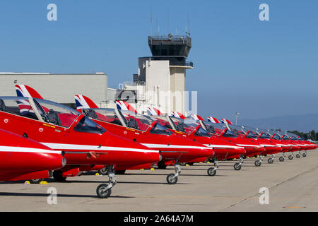 Royal Air Force Red Arrows Hawk T1-Jets auf der Rampe der Los Alamitos Army Airfield, Okt. 3, 2019 geparkt werden, in gemeinsamen Kräfte, Los Alamitos, Kalifornien, der großen pazifischen Airshow in der Nähe von Huntington Beach zu unterstützen. Die Basisstation dient als Sammelpunkt für militärische Demonstration Teams und das Bodenpersonal in die Show. (U.S. Air National Guard Foto: Staff Sgt. Crystal Housman) Stockfoto